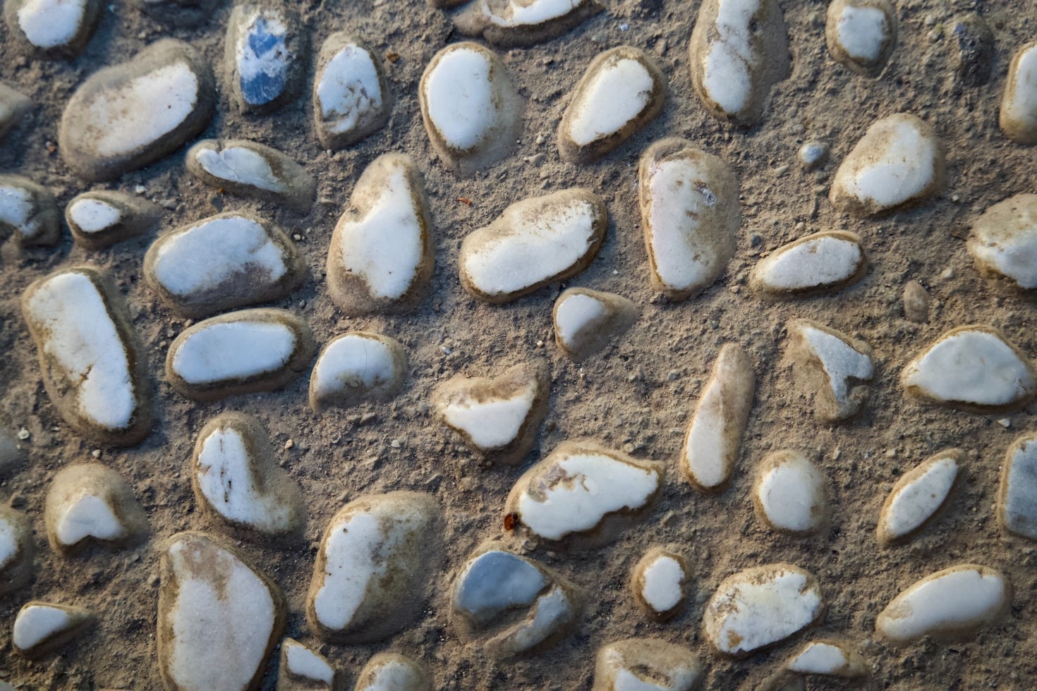 So gestalten Sie stilvolle Gehwege mit Steinteppich